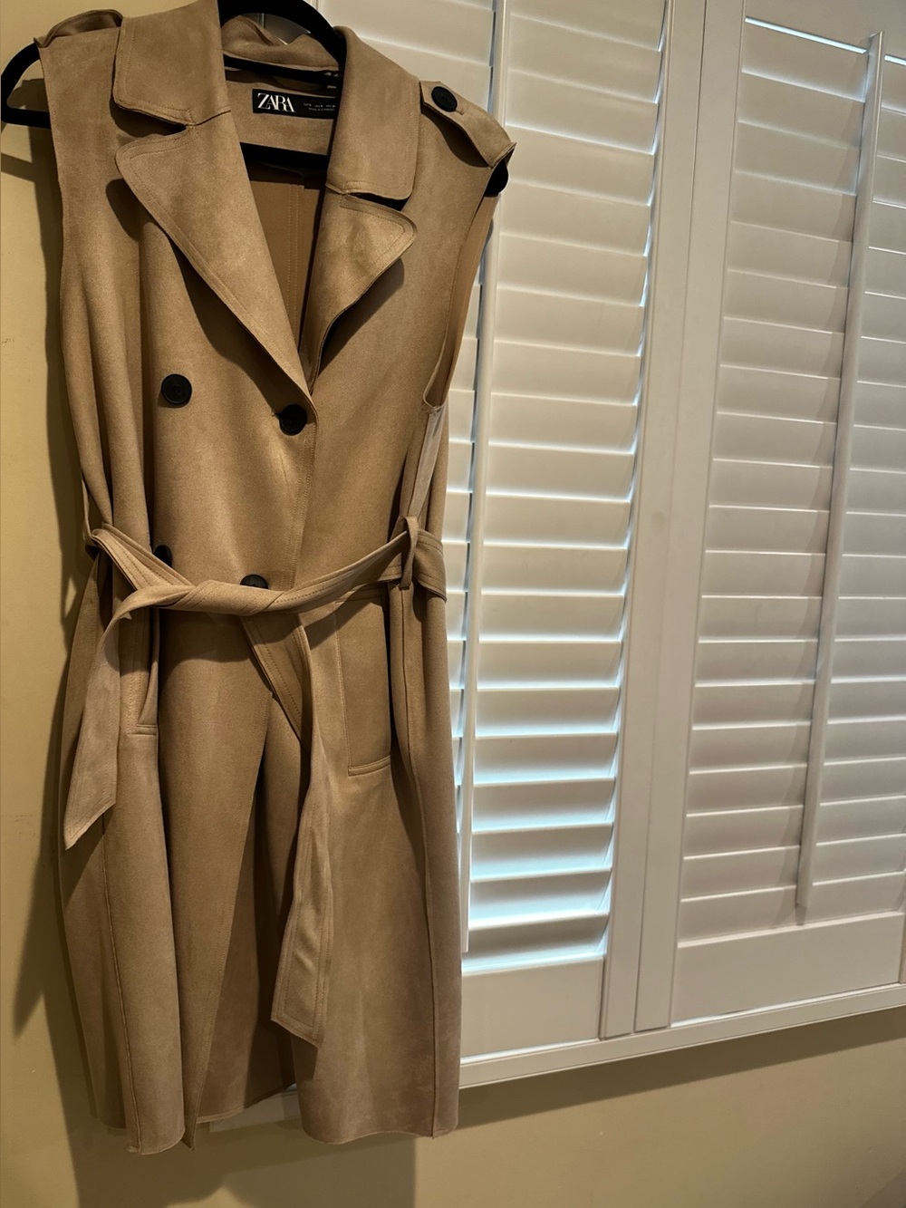 Zara Sleeveless Trench Coat in Tan with Black Buttons